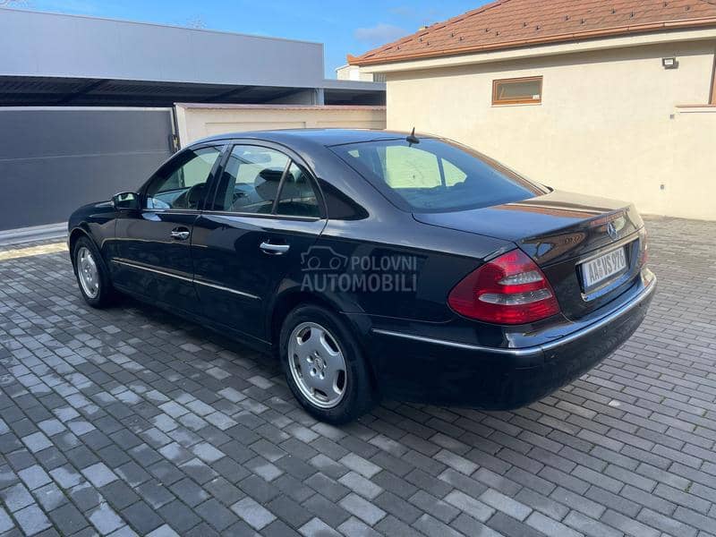 Mercedes Benz E 220 SA TABLICAMA