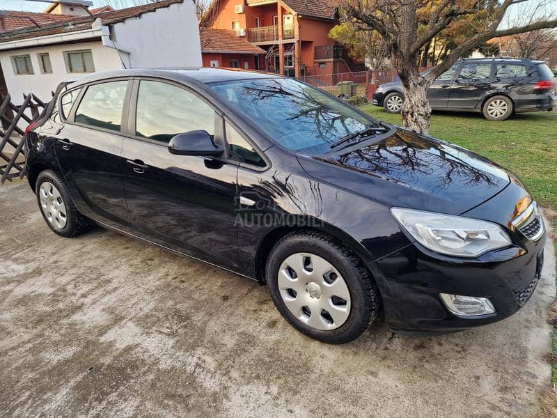 Opel Astra J 1.6 16v ENJOY