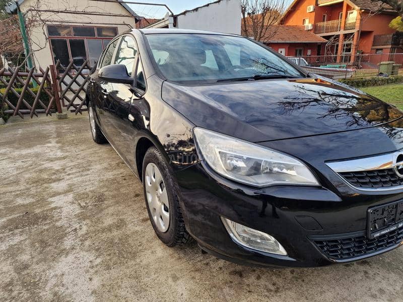 Opel Astra J 1.6 16v ENJOY