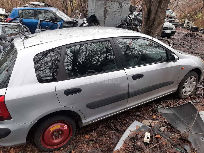 Honda Civic 2004. god. -  kompletan auto u delovima