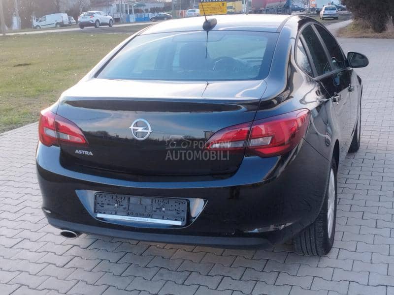 Opel Astra J 1.4 TNG Elective