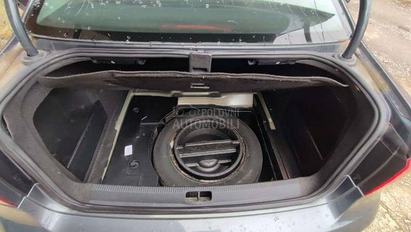 Hrom lajsne oko auta