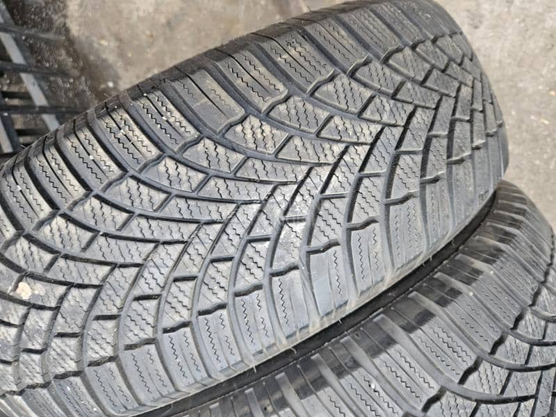 Bridgestone 215/65 R16 Zimska