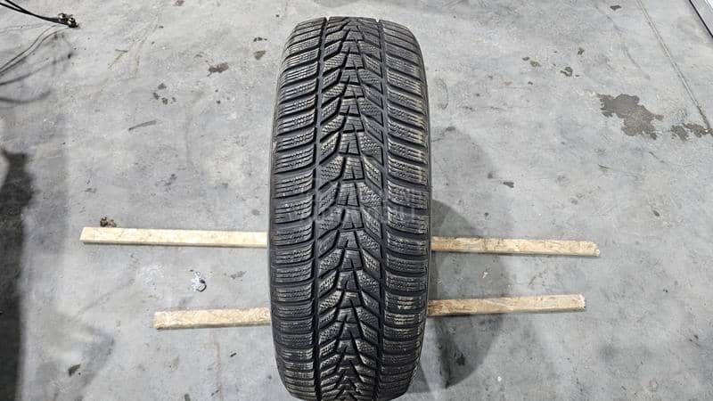 Hankook 235/60 R18 Zimska