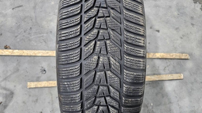 Hankook 235/60 R18 Zimska