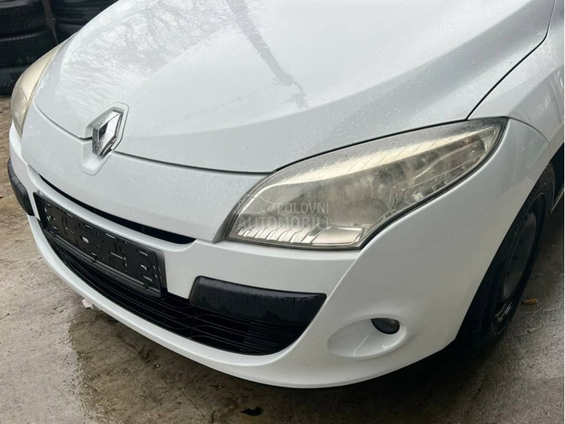 Branik prednji beli DV369