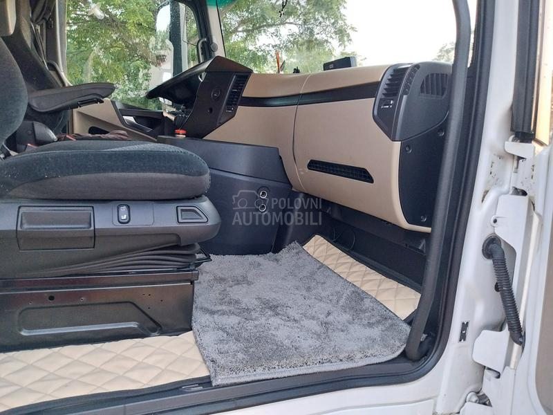 Mercedes Benz 1842 mega