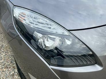 Far desni za Renault Grand Scenic od 2009. do 2013. god.