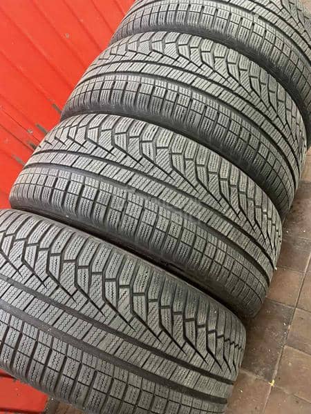Hankook 235/45 R18 Zimska