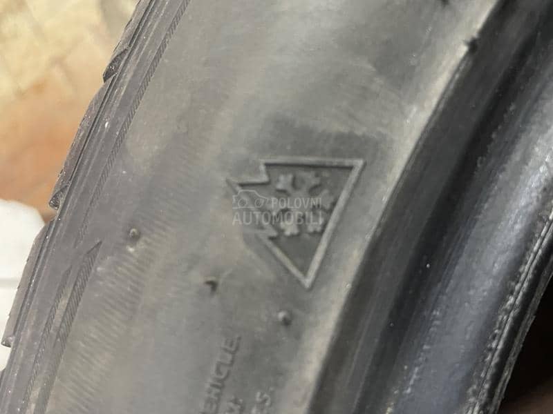 Hankook 235/45 R18 Zimska