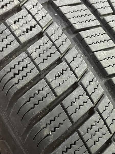 Hankook 235/45 R18 Zimska