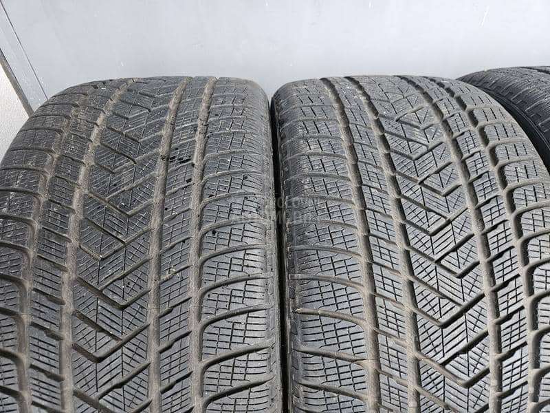 Pirelli 305/35 R21 Zimska