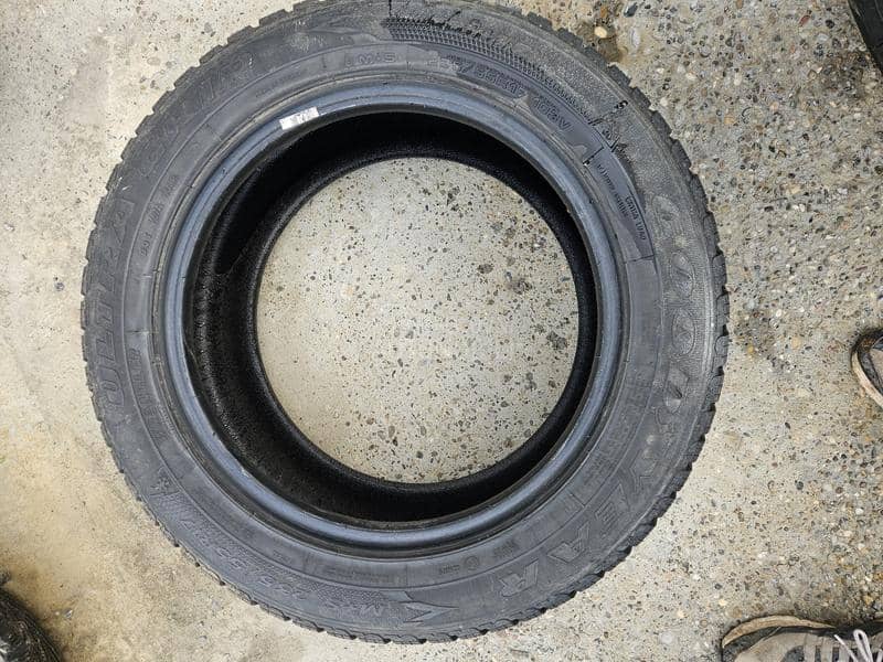 Goodyear 235/55 R17 Zimska