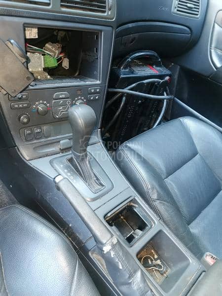 Volvo V70 2004. god. -  kompletan auto u delovima
