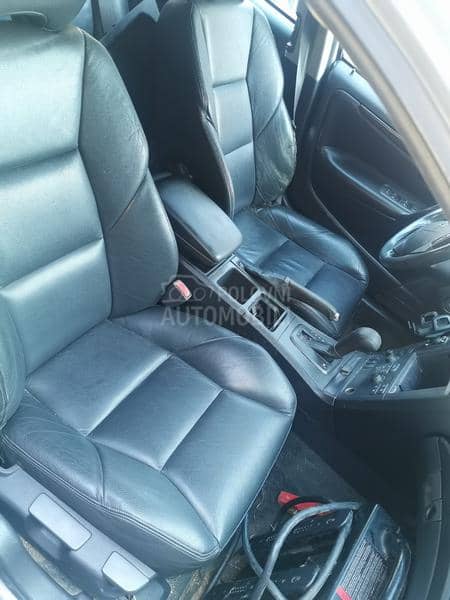 Volvo V70 2004. god. -  kompletan auto u delovima