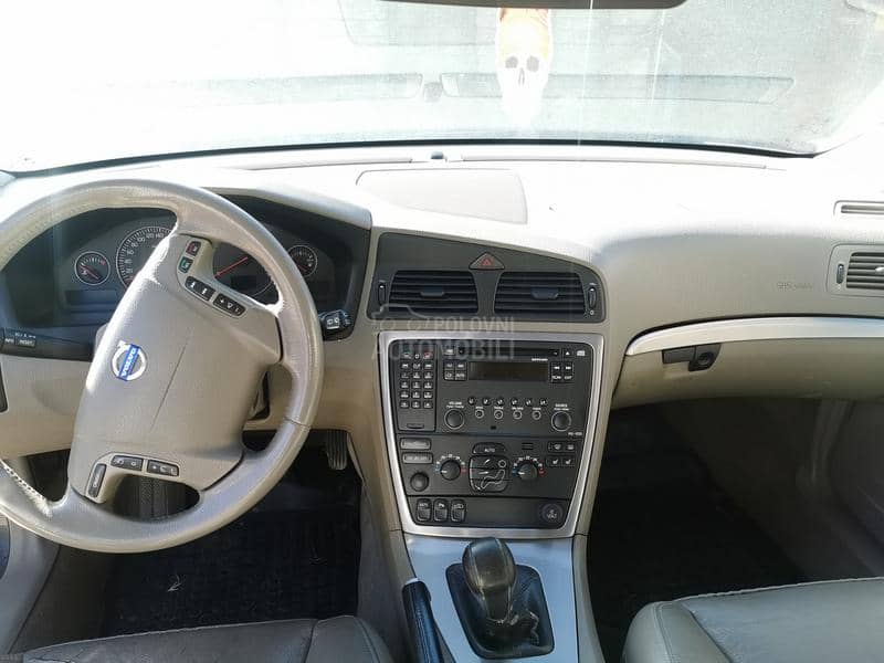 Volvo V70 2004. god. -  kompletan auto u delovima