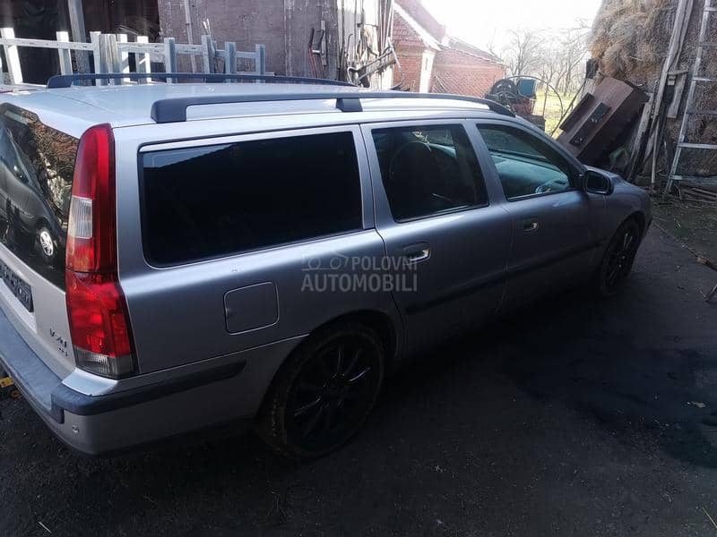 Volvo V70 2004. god. -  kompletan auto u delovima
