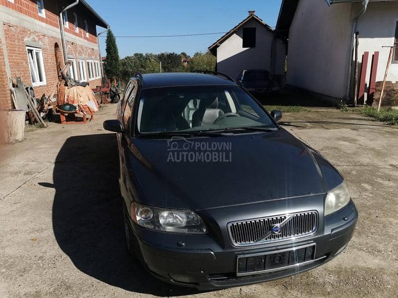 Volvo V70 2004. god. -  kompletan auto u delovima