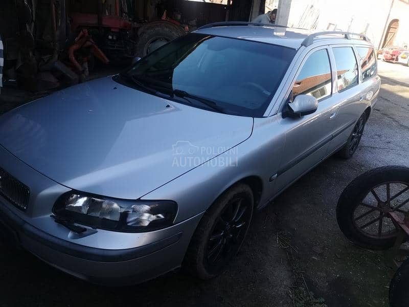 Volvo V70 2004. god. -  kompletan auto u delovima