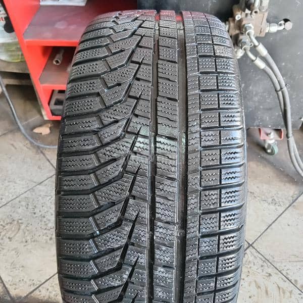 Hankook 235/45 R18 Zimska