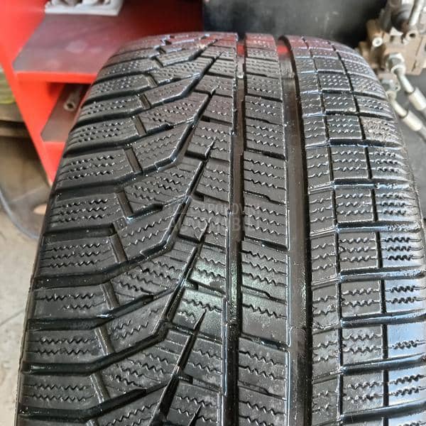 Hankook 235/45 R18 Zimska
