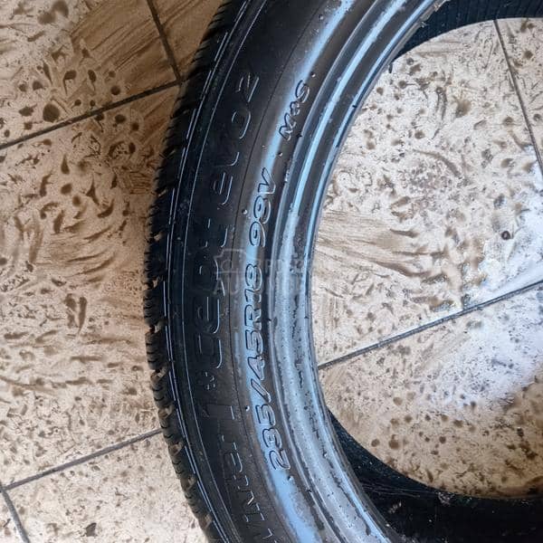 Hankook 235/45 R18 Zimska