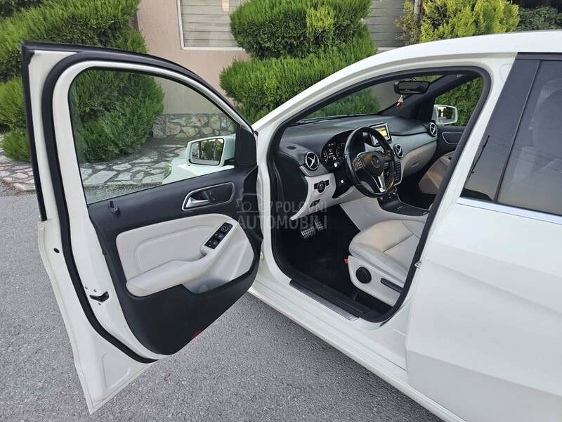 Mercedes Benz B 180 AUT0MATIC/LED