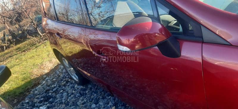 KOMPLETAN AUTO U DELOVIMA