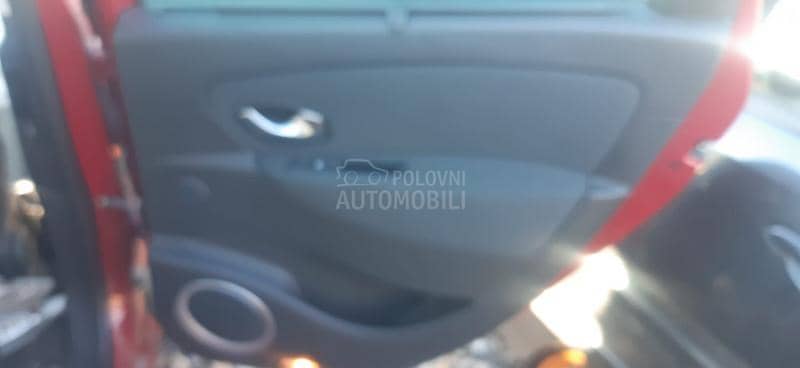 KOMPLETAN AUTO U DELOVIMA