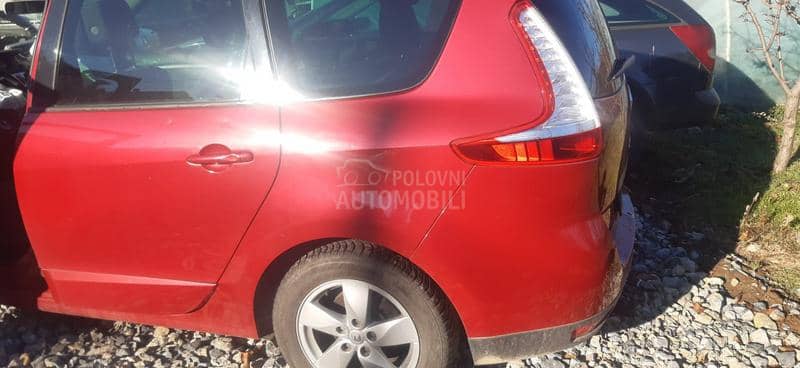 KOMPLETAN AUTO U DELOVIMA
