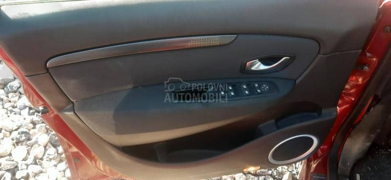 KOMPLETAN AUTO U DELOVIMA