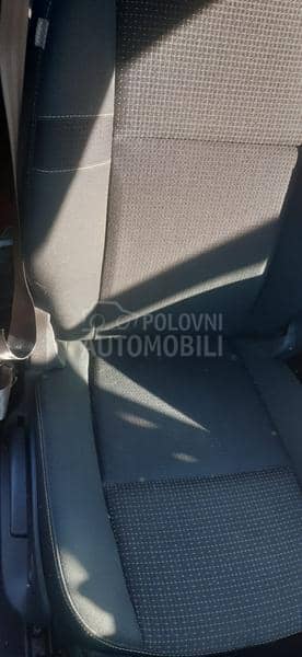 KOMPLETAN AUTO U DELOVIMA