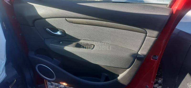 KOMPLETAN AUTO U DELOVIMA