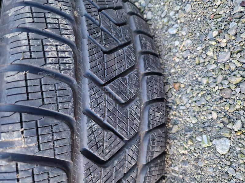 Pirelli 215/65 R17 Zimska