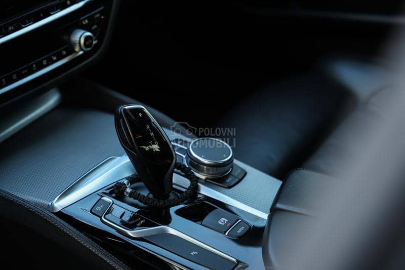 BMW 520 XDRIVE M PAK H/K HUD