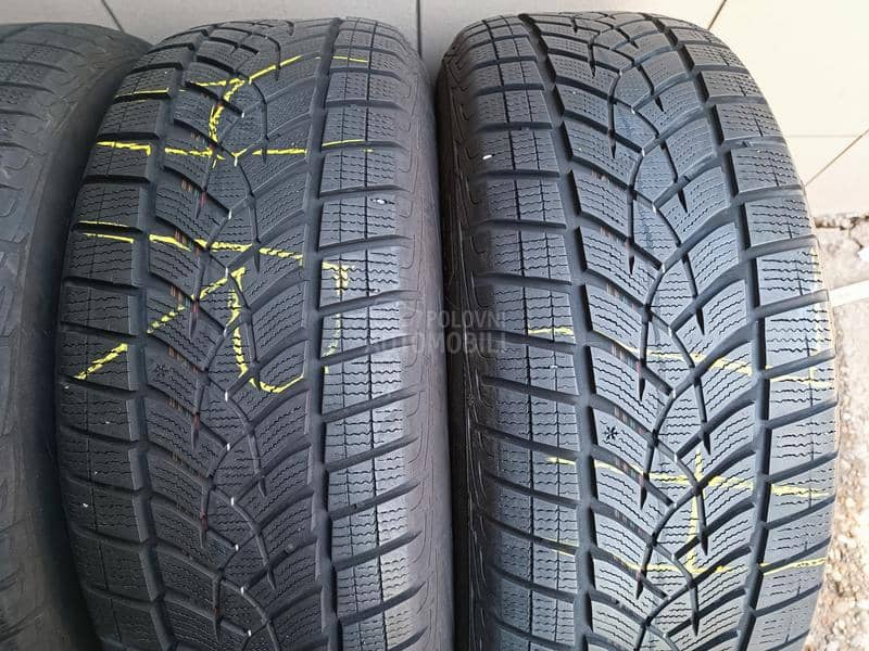 Goodyear 235/60 R17 Zimska