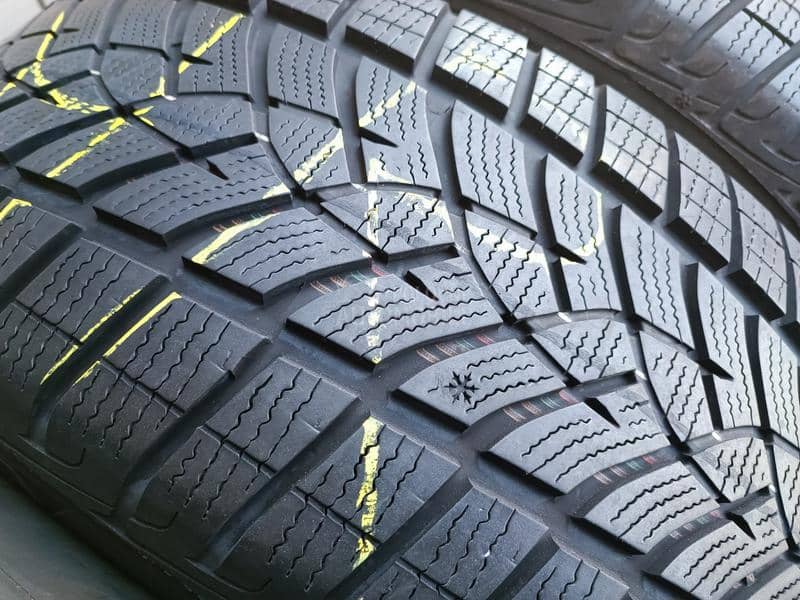 Goodyear 235/60 R17 Zimska