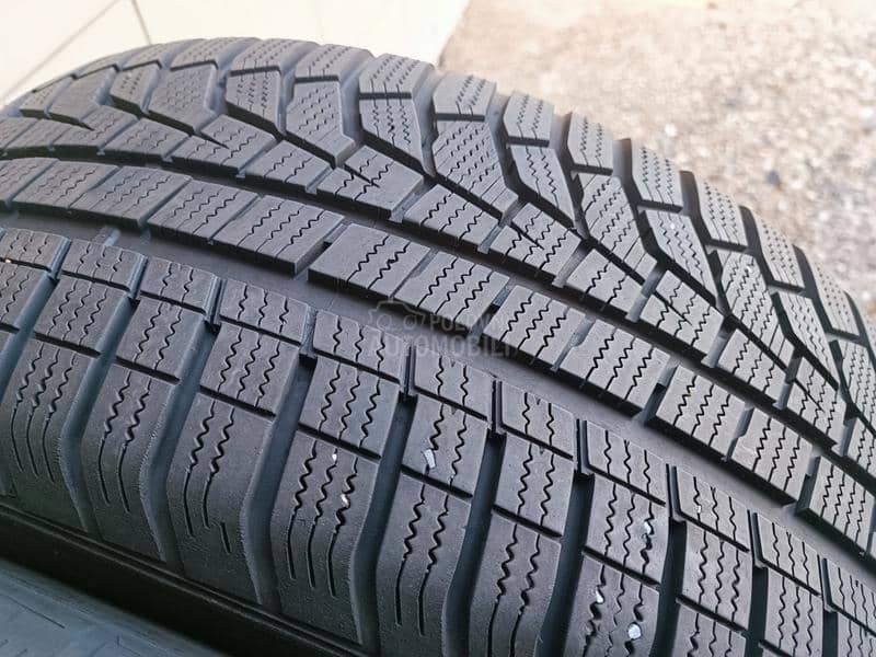 Hankook 235/60 R18 Zimska