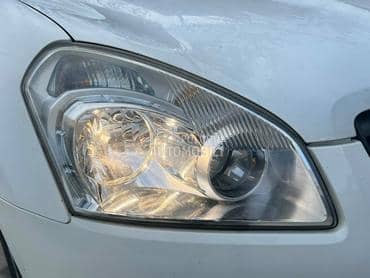 Far desni za Nissan Qashqai od 2006. do 2009. god.