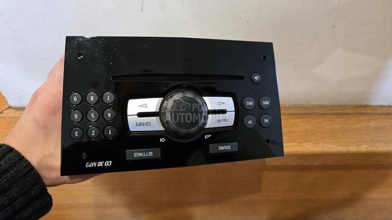 Radio CD plejer u sjajno crnoj