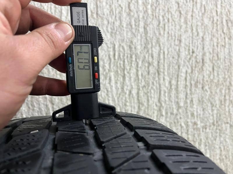 Continental 215/60 R16 Zimska