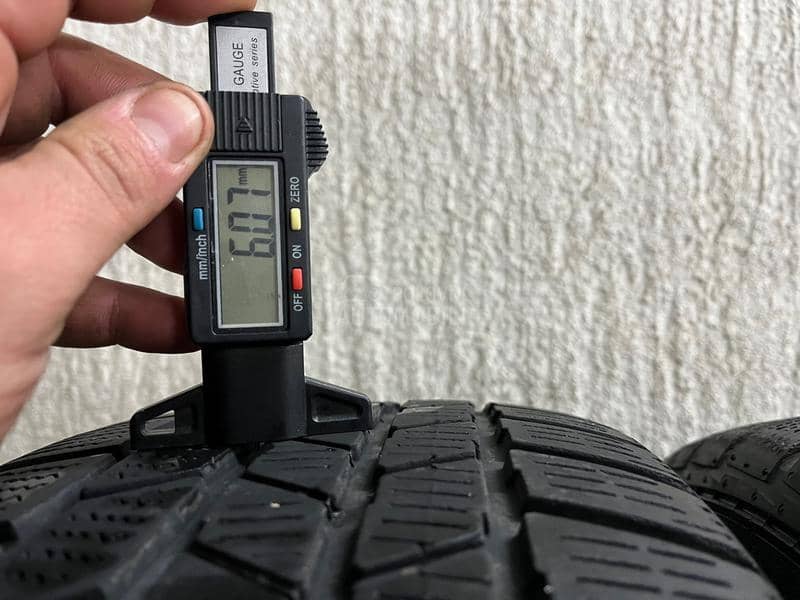 Continental 215/60 R16 Zimska