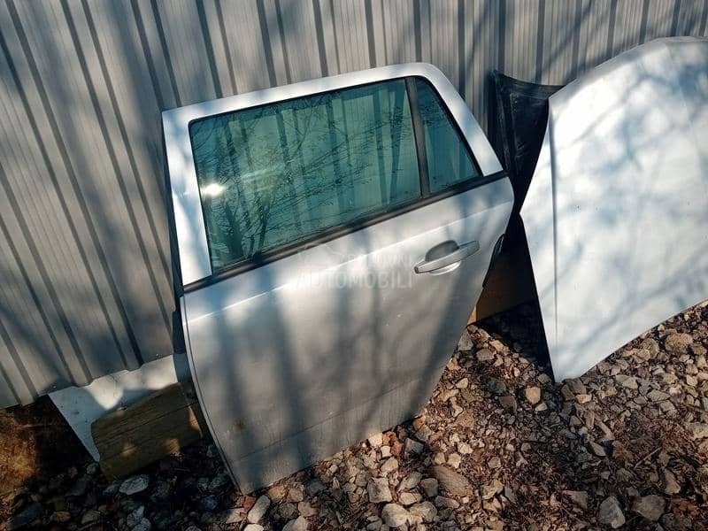 zadnja leva vrata siva karavan