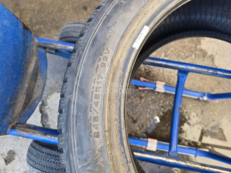 Dunlop 245/45 R17 Zimska