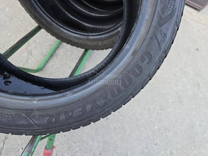 Goodyear 235/45 R17 Zimska