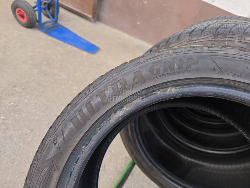 Goodyear 235/45 R17 Zimska