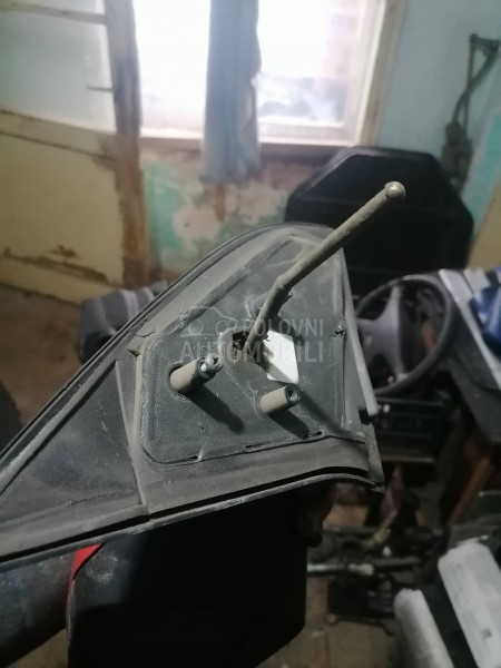 Levi retrovizor mehanički