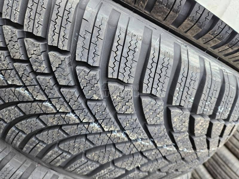 Bridgestone 215/45 R20 Sve sezone