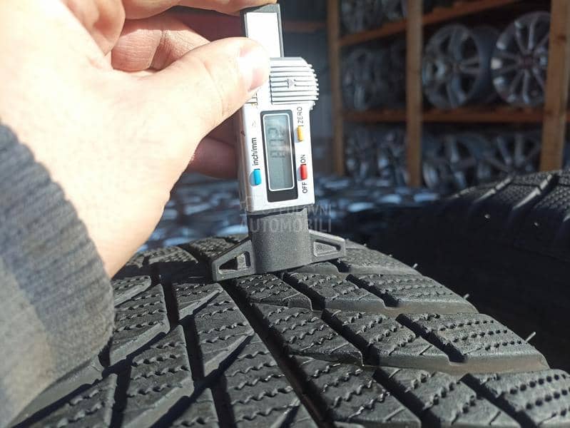 Bridgestone 215/65 R17 Zimska