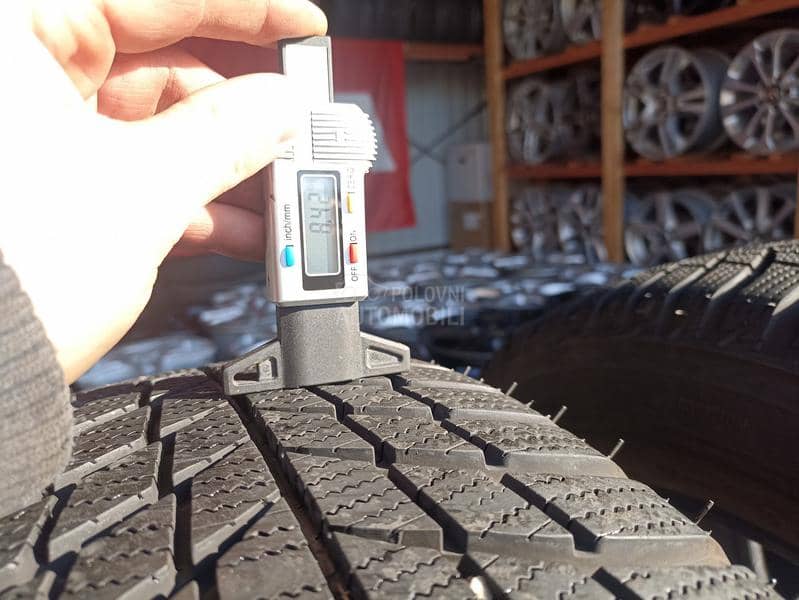 Bridgestone 215/65 R17 Zimska